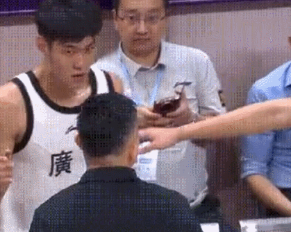 昕后指着徐