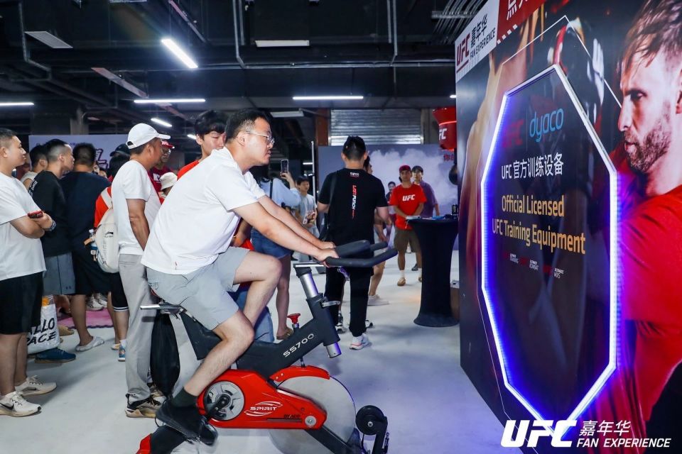 夜正赛中, 运动零售折, 与UFC经